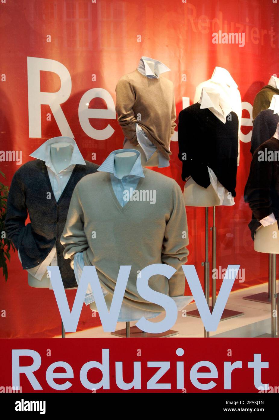 ** ARCHIV ** Winterkleidung wird am 22. Januar 2007 in Hamburg in einem