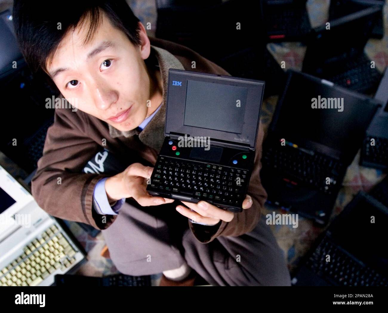 Hundimiento Nube Claire Guo Yue shows his first collection of IBM laptop computer PC110 model,  which was made only for Japanese market, while being surrounded by his  collection of other IBM laptops model at his