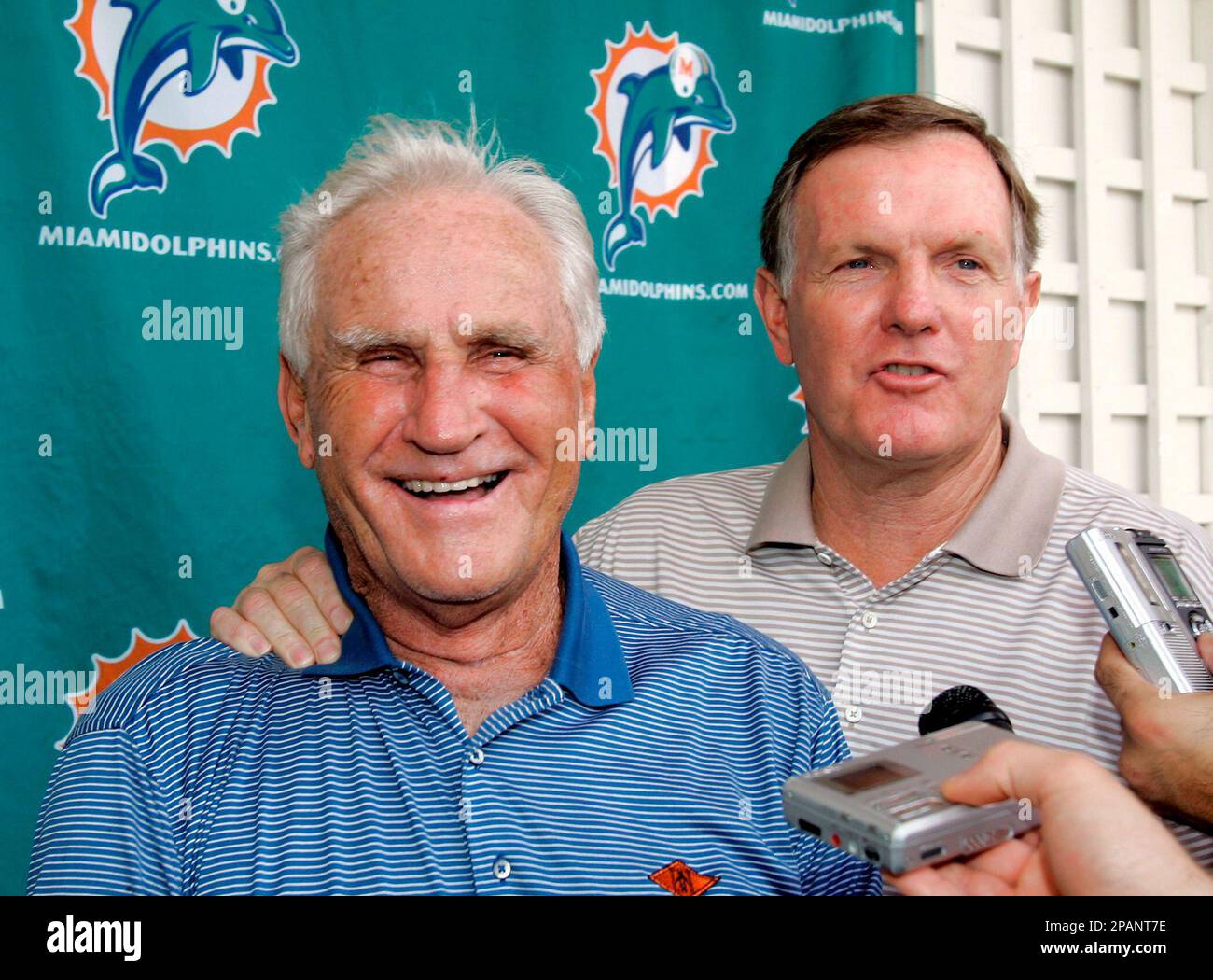 Former Miami Dolphins head coach Don Shula, left, and quarterback Bob Griese  laugh as they talk to reporters in Miami, Friday, Dec. 14, 2007. (AP  Photo/Alan Diaz Stock Photo - Alamy