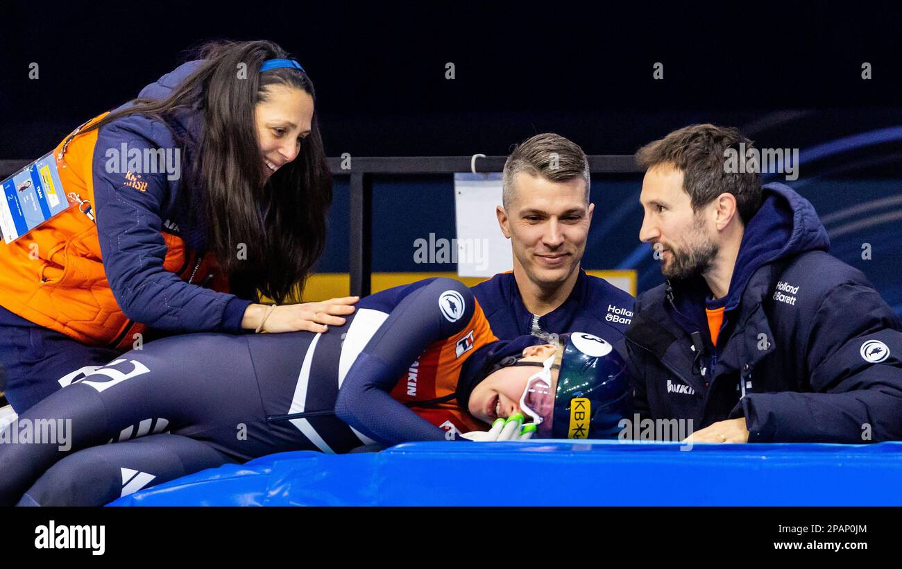 SEOUL - Xandra Velzeboer with coaches Annie Sarrat (l), Kip Carpenter  (middle) and Niels Kerstholt after the gold in the 1000 meters during the  Short Track World Championships in South Korea. ANP