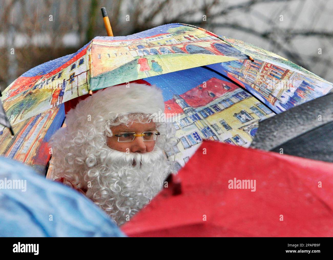 Ein Als Weihnachtsmann Verkleideter Stadtfuehrer Schuetzt Sich Am ein-als-weihnachtsmann-verkleideter-stadtfuehrer-schuetzt-sich-am