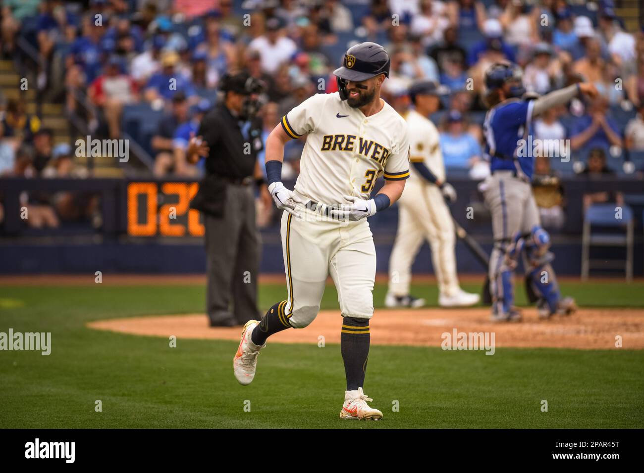 Glendale, United States. 24th Feb, 2023. Milwaukee Brewers left fielder  Jesse Winker (33) walks in the first inning of an MLB spring training  baseball game against the Kansas City Royals at American