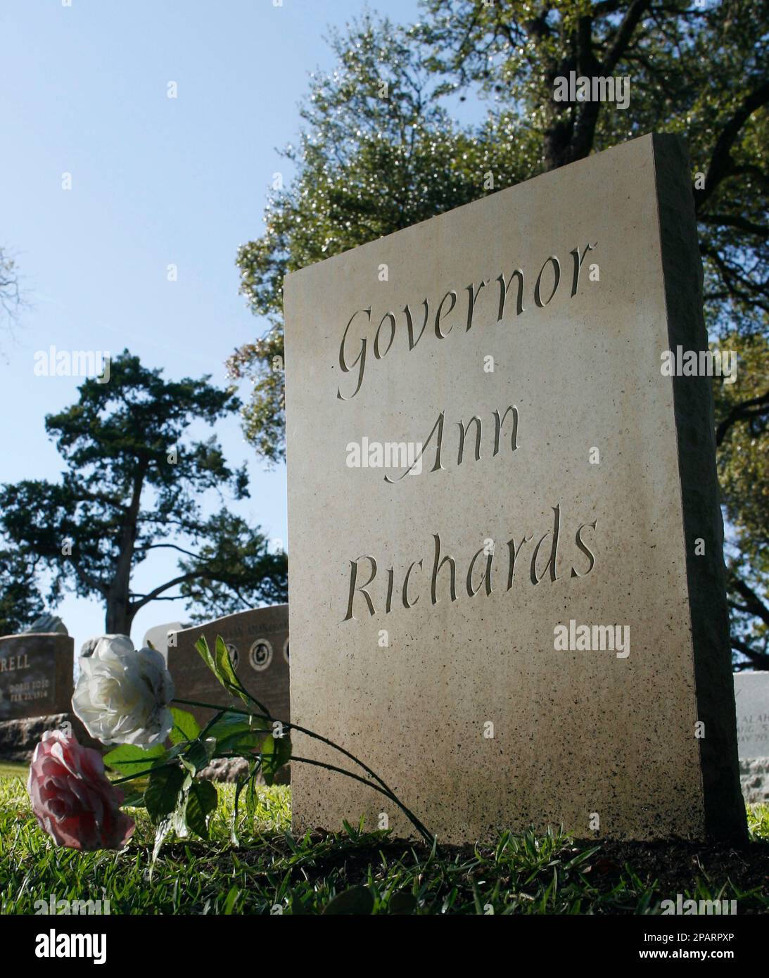 Ann Richards gravesite marker photo 2