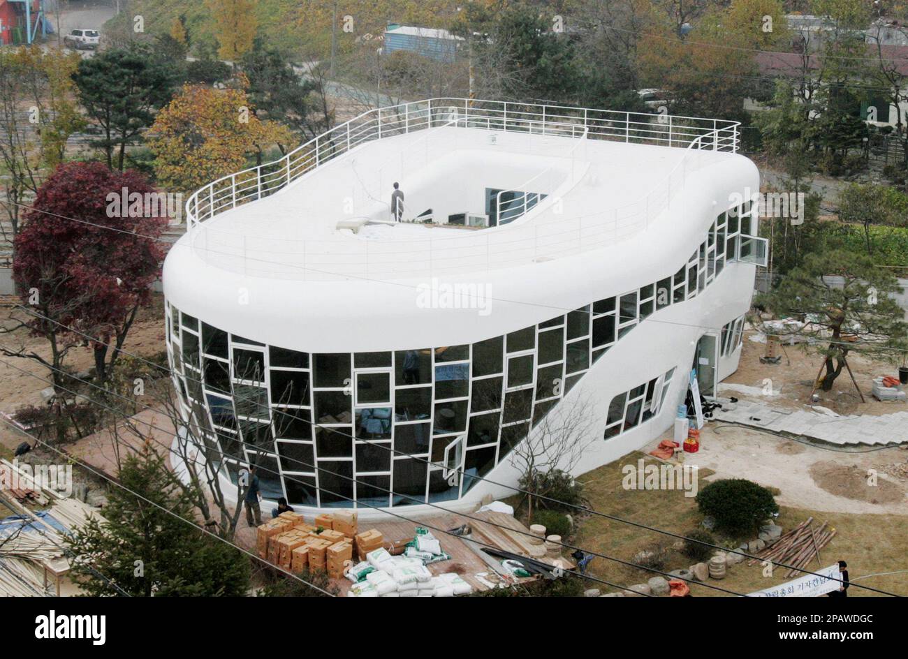 ** RETRANSMISSION ** Haewoojae, the world's one and only toilet house ...
