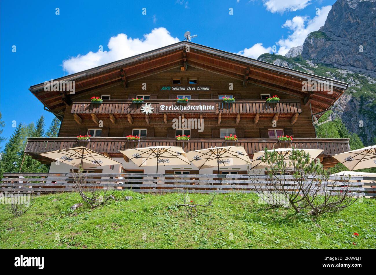 Tre Scarperi Refuge, Dreischusterhütte (1626 mt), Val Campo di Dentro (Innerfeldtal), Tre Cime Natural Park, Trentino-Alto Adige, Italy Stock Photo