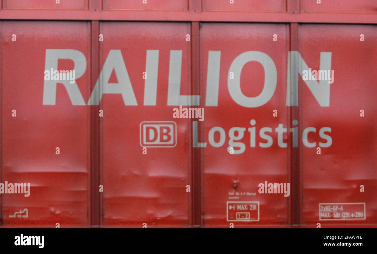 Der Schriftzug Railion DB Logistics steht am Donnerstag, 8. November ...