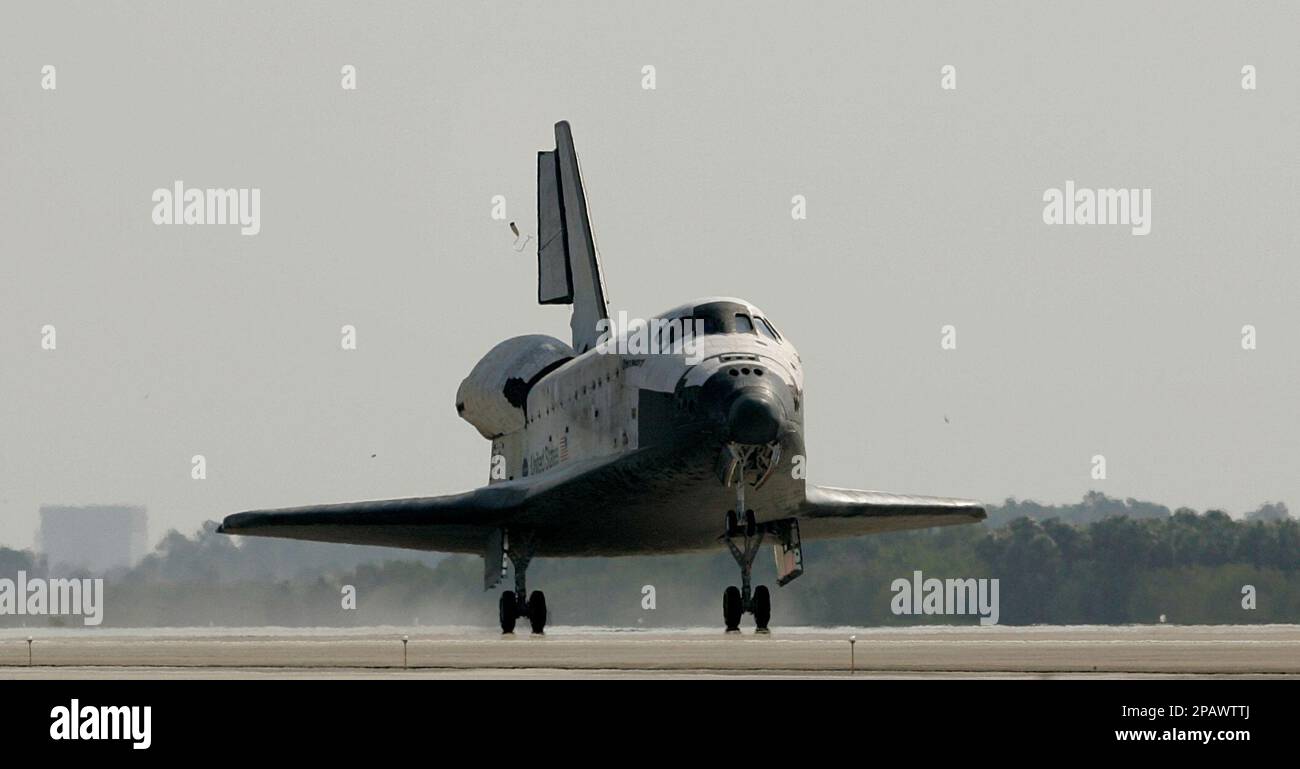 Space shuttle Discovery lands at the Kennedy Space Center landing ...