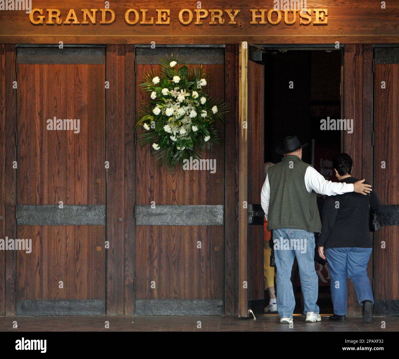 Fans enter the Grand Ole Opry House for the funeral of country music(01)