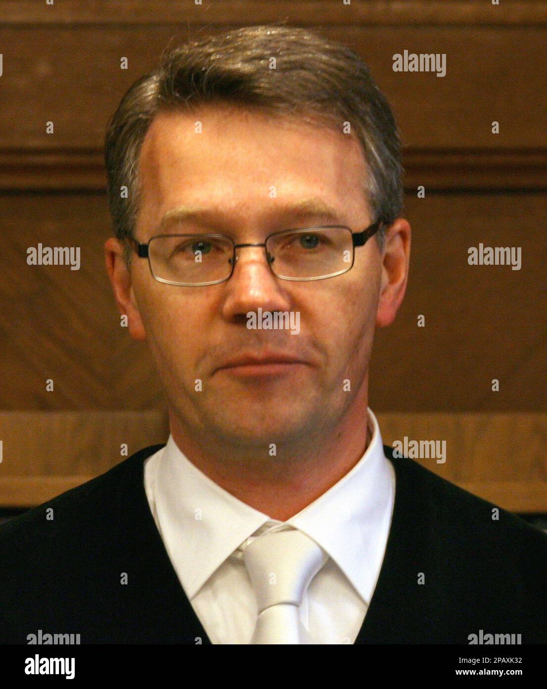 Zu Prozessbeginn steht der vorsitzende Richter Josef Hoch am Mittwoch