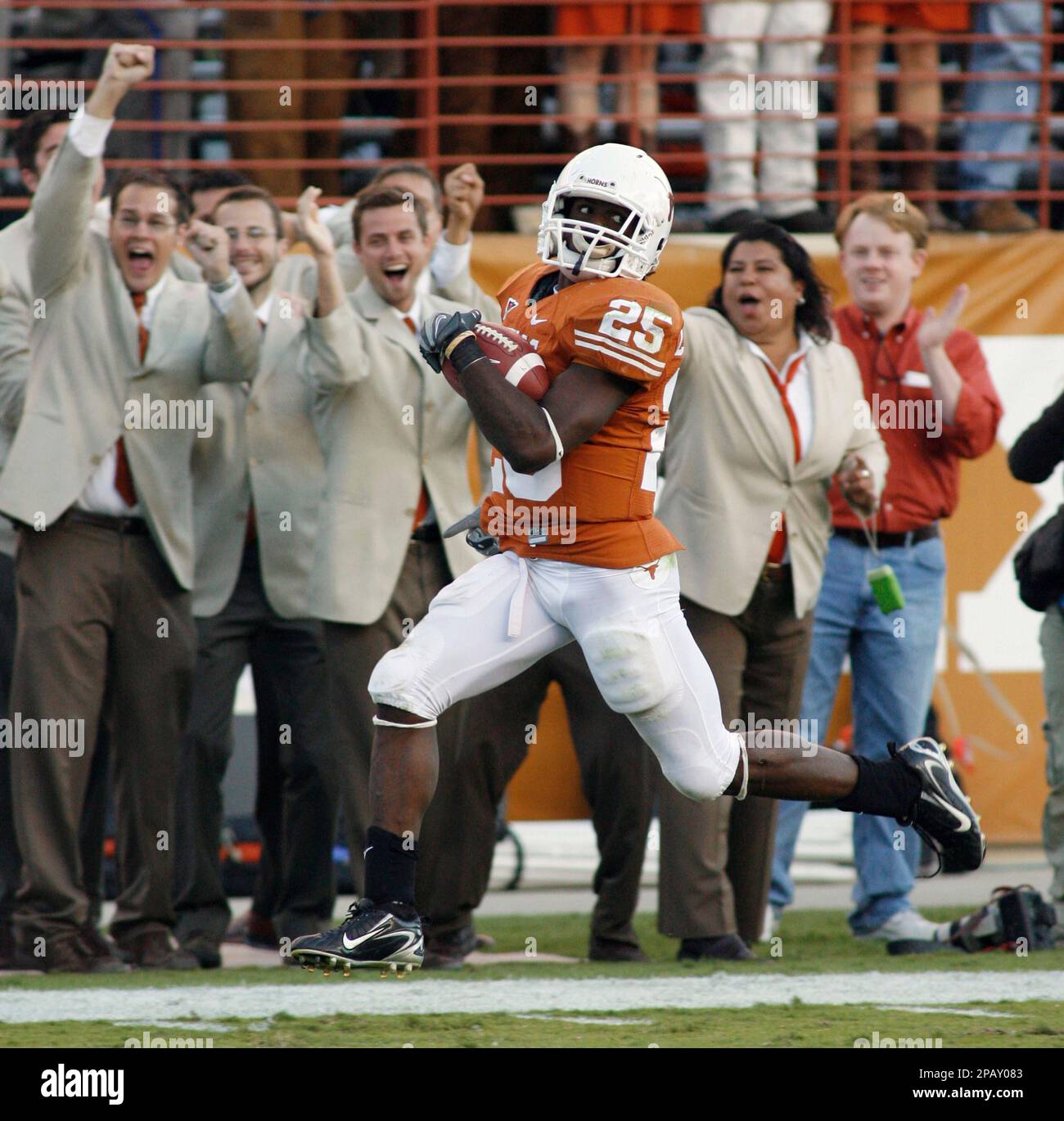 texas-running-back-jamaal-charles-looks-