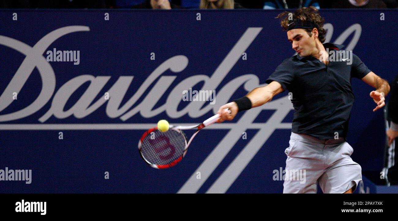 Switzerland's Roger Federer returns a ball to Argentina's Juan Martin