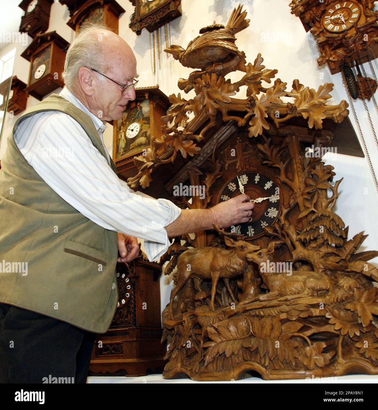 Richard Menke, Uhrenmachermeister und Restaurator, stellt am Donnerstag ...