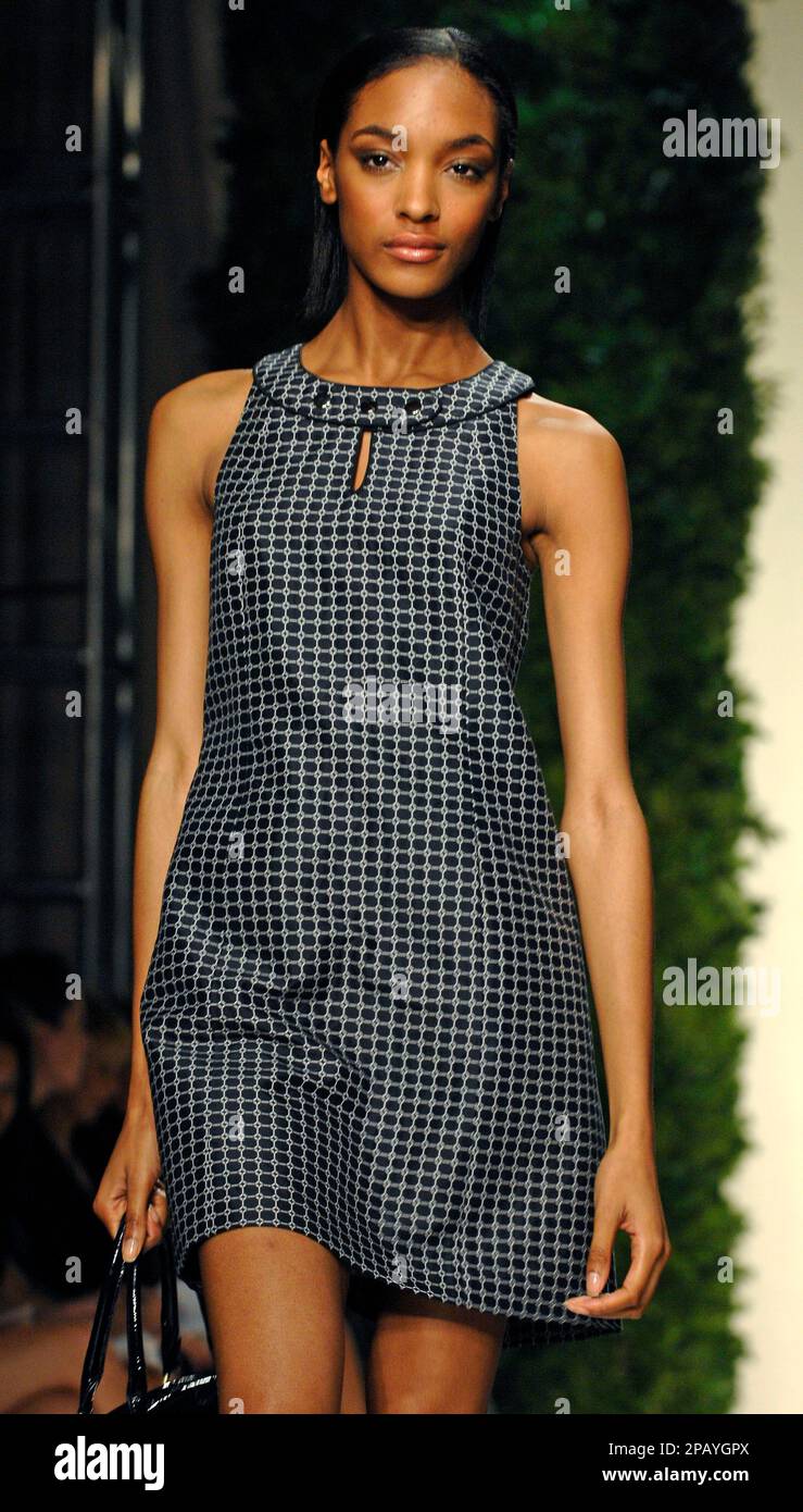 A model wears a creation from the Ann Taylor and Ann Taylor Loft 2008  spring/summer collection, Monday, Oct.. 22, 2007, in New York. (AP Photo/  Louis Lanzano Stock Photo - Alamy