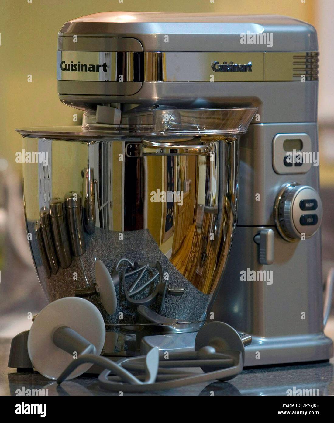 https://c8.alamy.com/comp/2PAYJ0E/for-use-with-ap-lifestyles-the-new-cuisinart-7-quart-stand-mixer-is-seen-in-this-oct-9-2007-photo-features-include-a-built-in-timer-and-a-tall-bowl-to-help-prevent-splashing-during-high-speed-mixing-ap-photolarry-crowe-2PAYJ0E.jpg