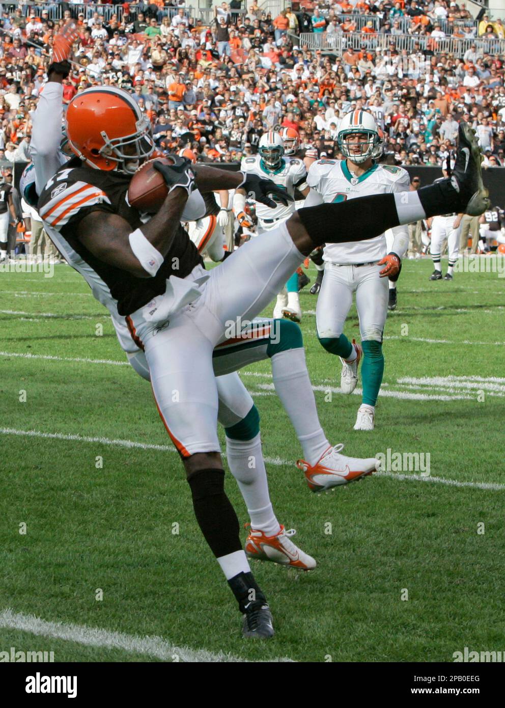 Cleveland Browns' Braylon Edwards, front, catches a 17-yards pass