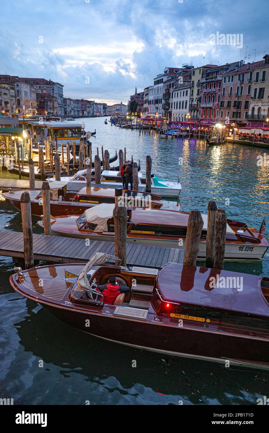 Ponte rialto gondola sunset hi-res stock photography and images - Alamy