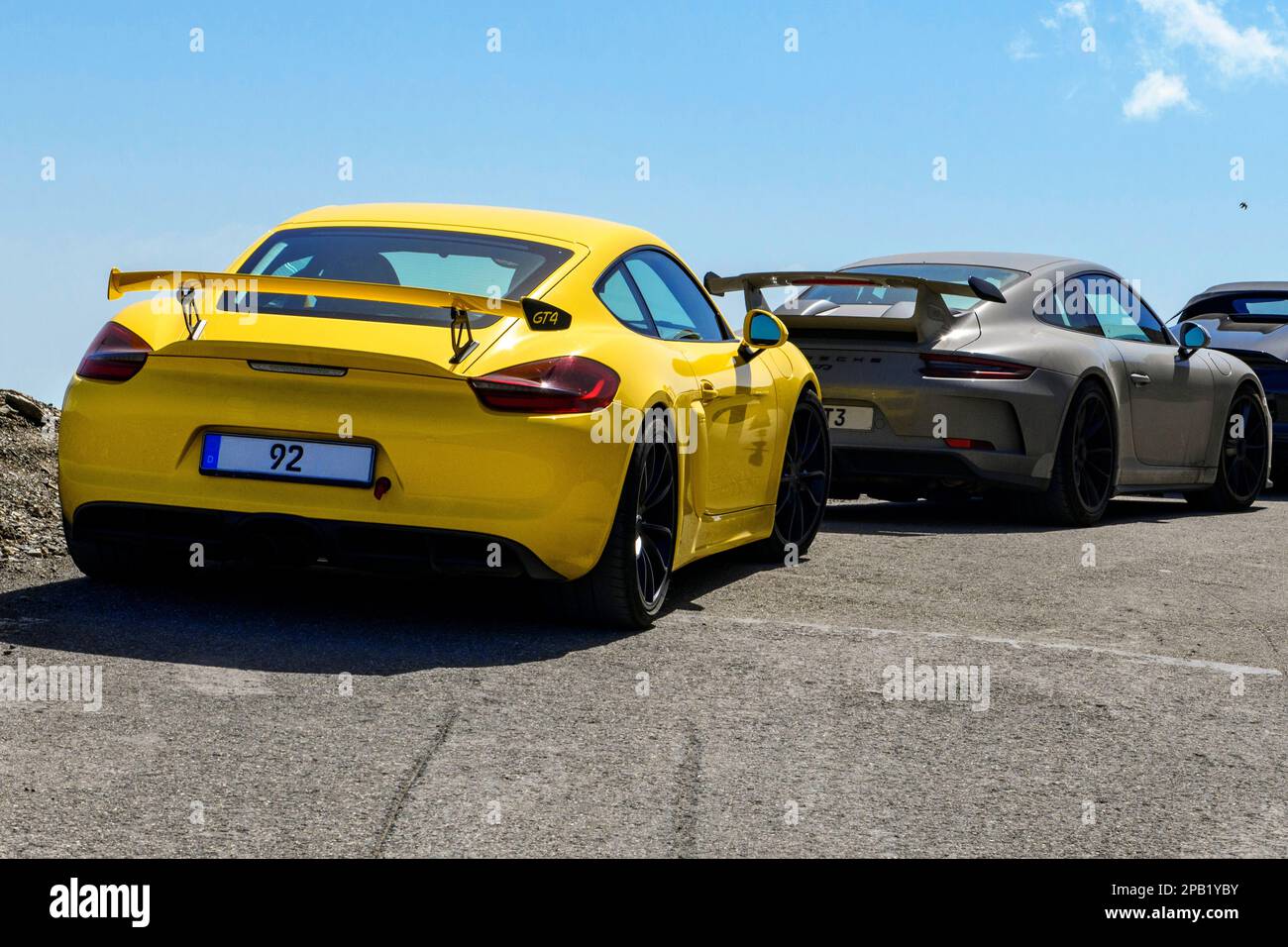 Blick auf Heck von Sportwagen Porsche Cayman GT4 davor Porsche 911 GT3, Cime de la Bonette, Alpen, Frankreich Europa Stock Photo