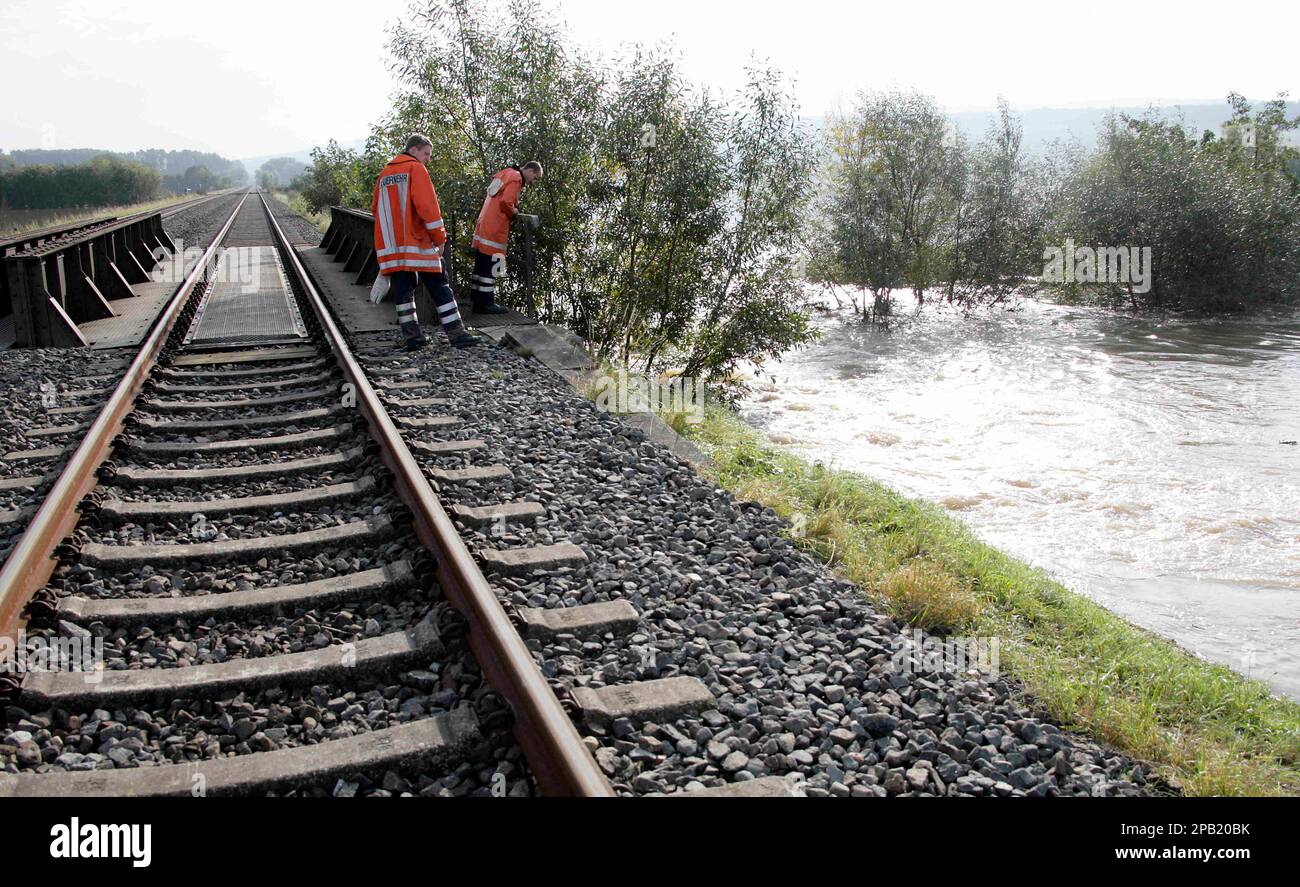 Feuerwehrleute gehen am Montag, 1. Okt. 2007, in Gross Duengern bei Bad  Salzdetfurth auf einem von Wasser umspuelten Bahndeich entlang. Der Fluss  Innerste fuehrt extremes Hochwasser, der Pegel bei Hildesheim erreichte mit
