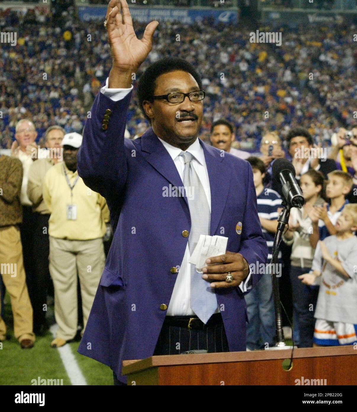 Former Minnesota Vikings running back Chuck Foreman waves to the crowd  after being inducted into the Vikings Ring of Honor during a half-time  ceremony in a football game between the Minnesota Vikings