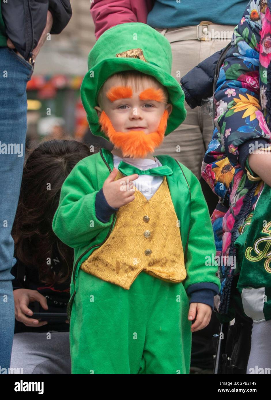 Jeff Moore - 2 year old Jason is dressed as a leprechaun as he watches the St Patrick’s Day Festival parade in London. 12/03/2023 Stock Photo