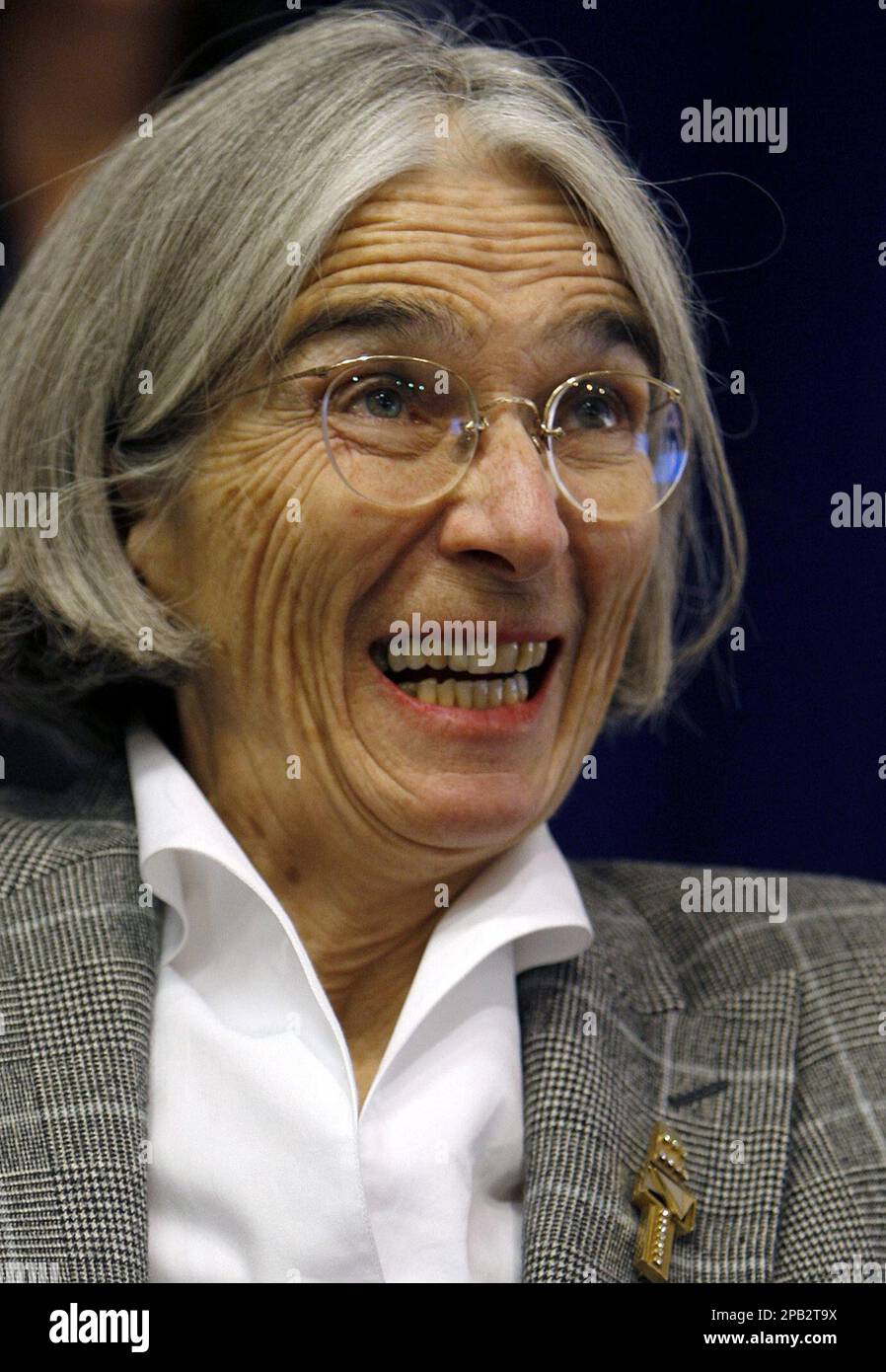 ** ARCHIV ** USSchriftstellerin Donna Leon lacht in Zuerich am 6. Dez