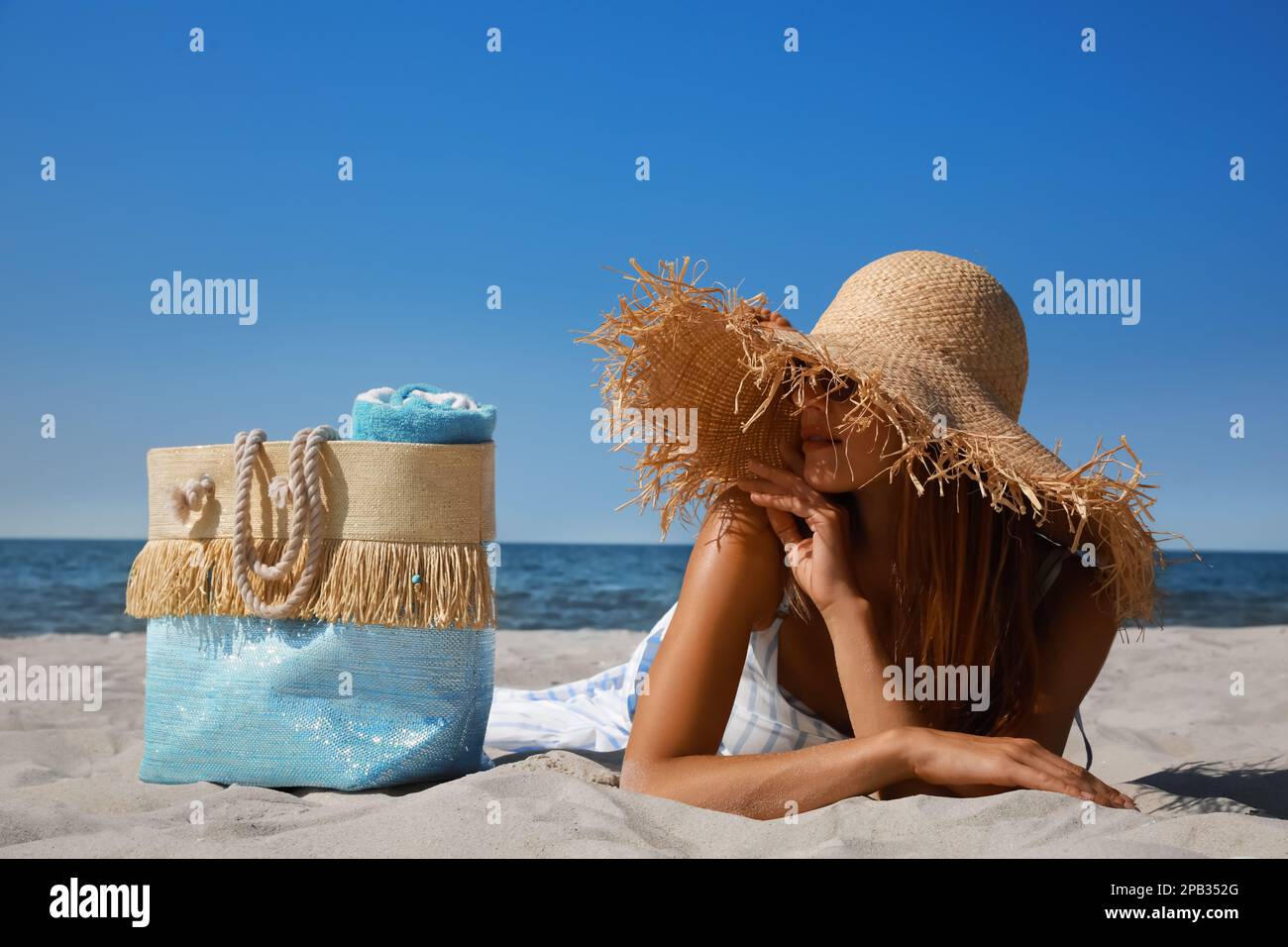 Summer beach bag with straw hat and sunglasses on sandy beach Stock Photo -  Alamy