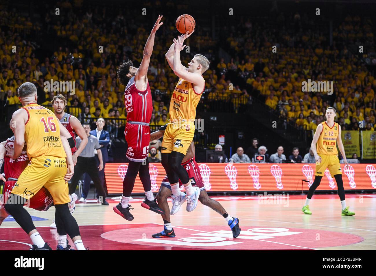 Antwerp's Jean-Marc Mwema and Oostende's Keye Van der Vuurst de vries ...