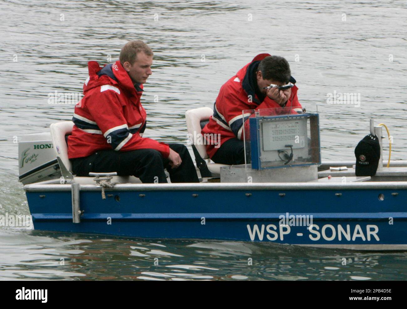 Beamte der Wasserschutzpolizei suchen am Donnerstag, 13. September 2007,  mit einem Sonarboot nach Spuren der vermissten Jenisa aus Hannover. Die  Achtjaehrige verschwand vor einer Woche. (AP Photo/Joerg Sarbach) ---Police  searches from a
