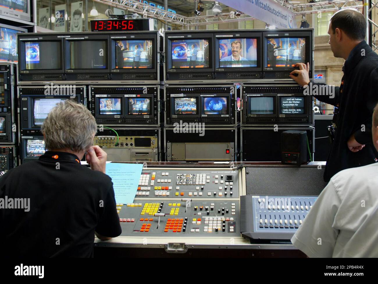 ** ARCHIV ** Fernsehtechniker praesentieren am 3. Mai 2004 waehrend des