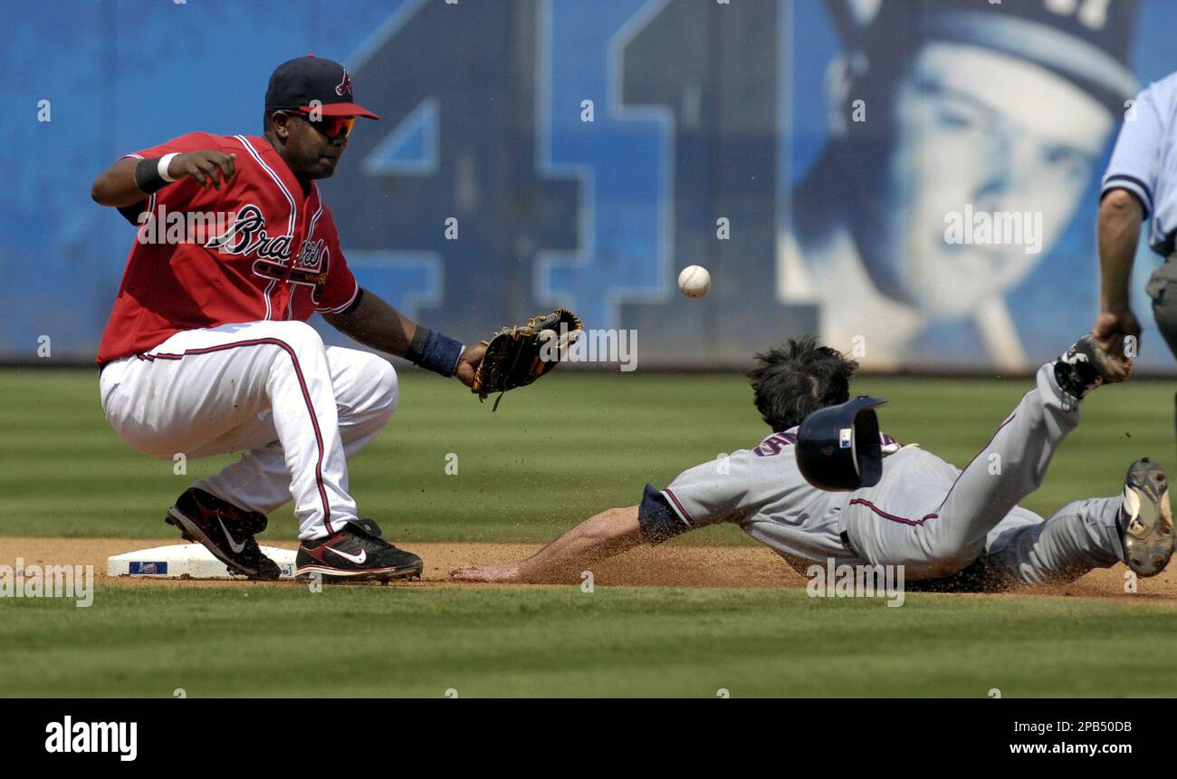 Atlanta Braves shortstop Edgar Renteria scoops a ball hit by