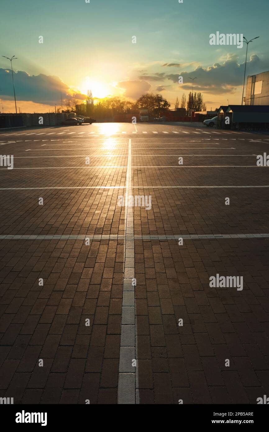 Car parking lots hi-res stock photography and images - Alamy
