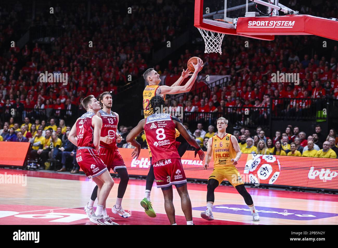 Antwerp's Thijs De Ridder and Oostende's Vrenz Bleijenbergh pictured in