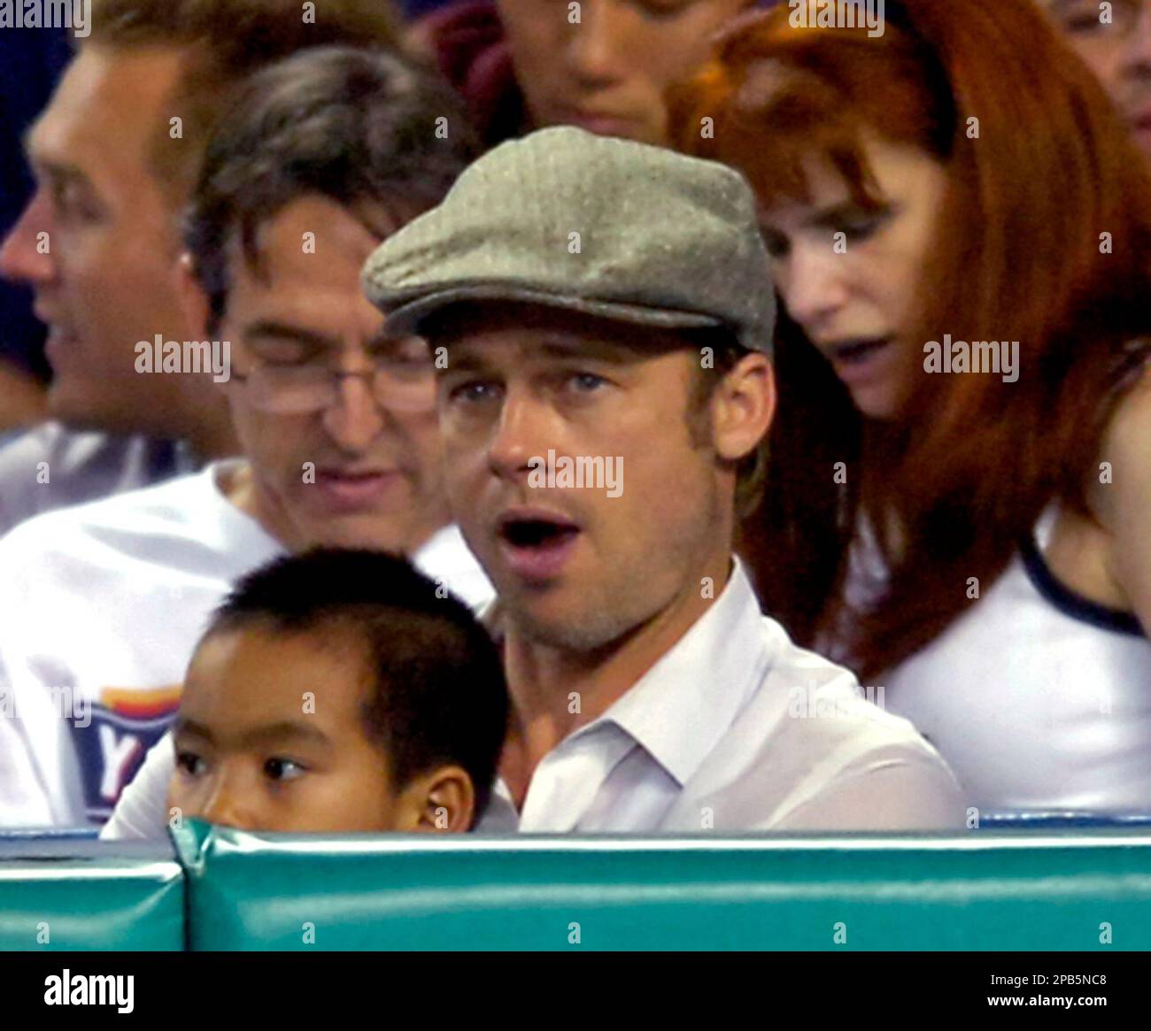 bestemt bekendtskab Træ Actor Brad Pitt with son Maddox on his lap watches the New York Yankees  beat the Seattle Mariners 12-3 during MLB baseball Tuesday night, Sept. 4,  2007 at Yankee Stadium in New