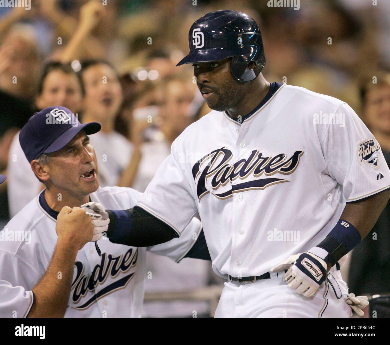 ポールラッツ  ドクタースミスとフライデー0 San Diego Padres' Milton Bradley is congratulated by manager