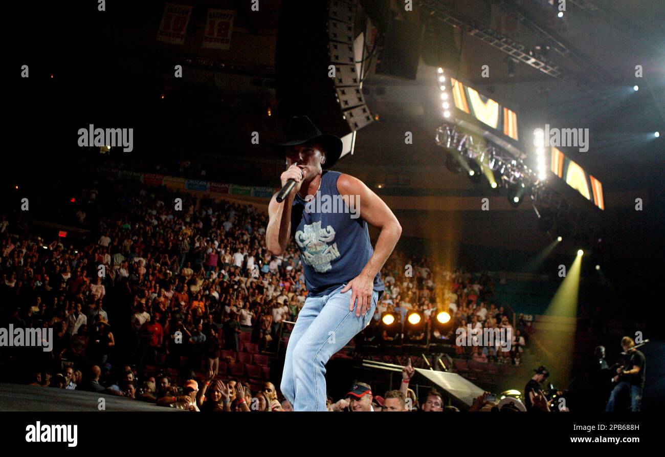Kenny Chesney performs during a stop on his "Flip Flop Summer Tour" at  Madison Square Garden Thursday, Aug. 30, 2007 in New York. (AP Photo/Jason  DeCrow Stock Photo - Alamy