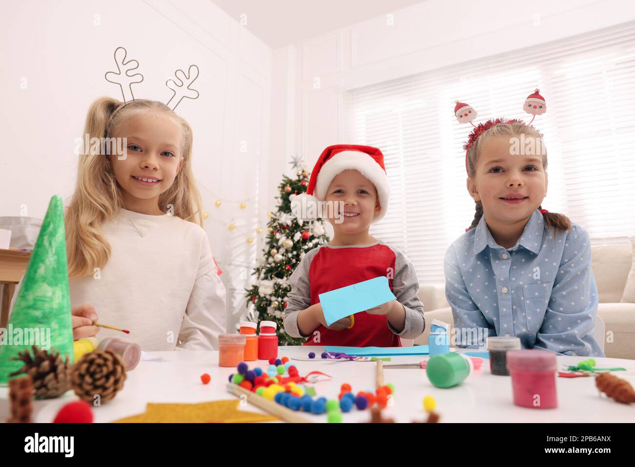 Making crafts at school hi-res stock photography and images - Alamy