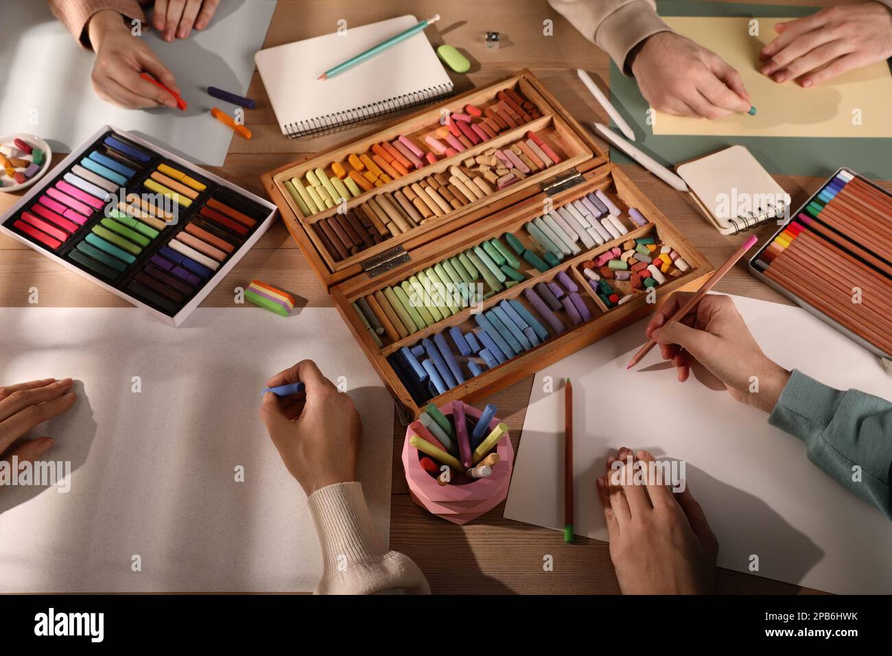 Man drawing pastels hi-res stock photography and images - Alamy