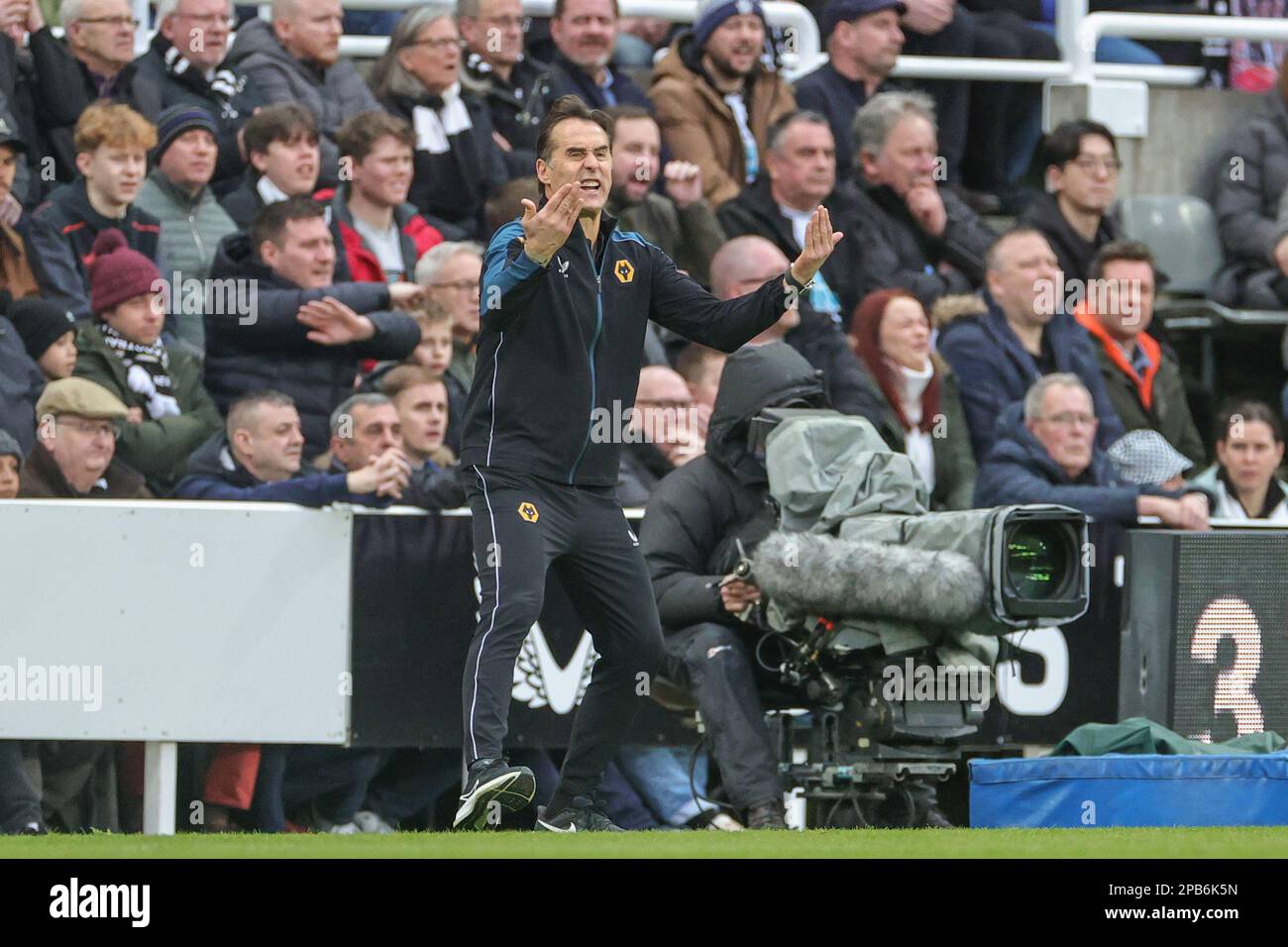 Julen Lopetegui manager of Wolverhampton Wanderers reacts during the Premier League match Newcastle United vs Wolverhampton Wanderers at St. James's Park, Newcastle, United Kingdom, 12th March 2023  (Photo by Mark Cosgrove/News Images) Stock Photo