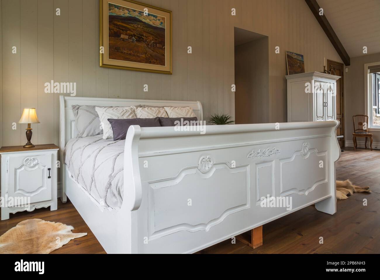 Wood sleigh bed hires stock photography and images Alamy
