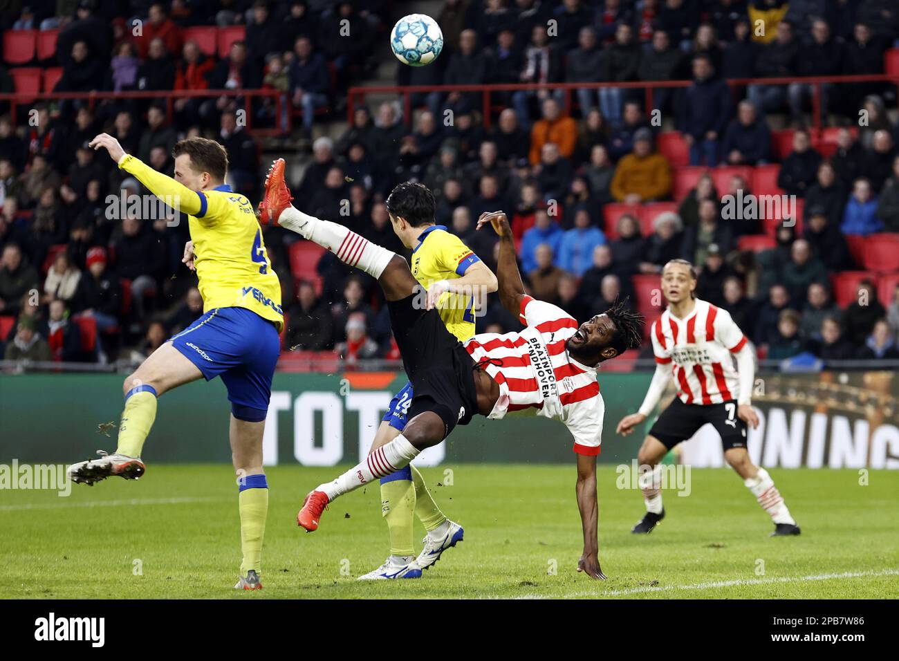 EINDHOVEN - (lr) Leon Bergsma of SC Cambuur Leeuwarden, Sai van ...