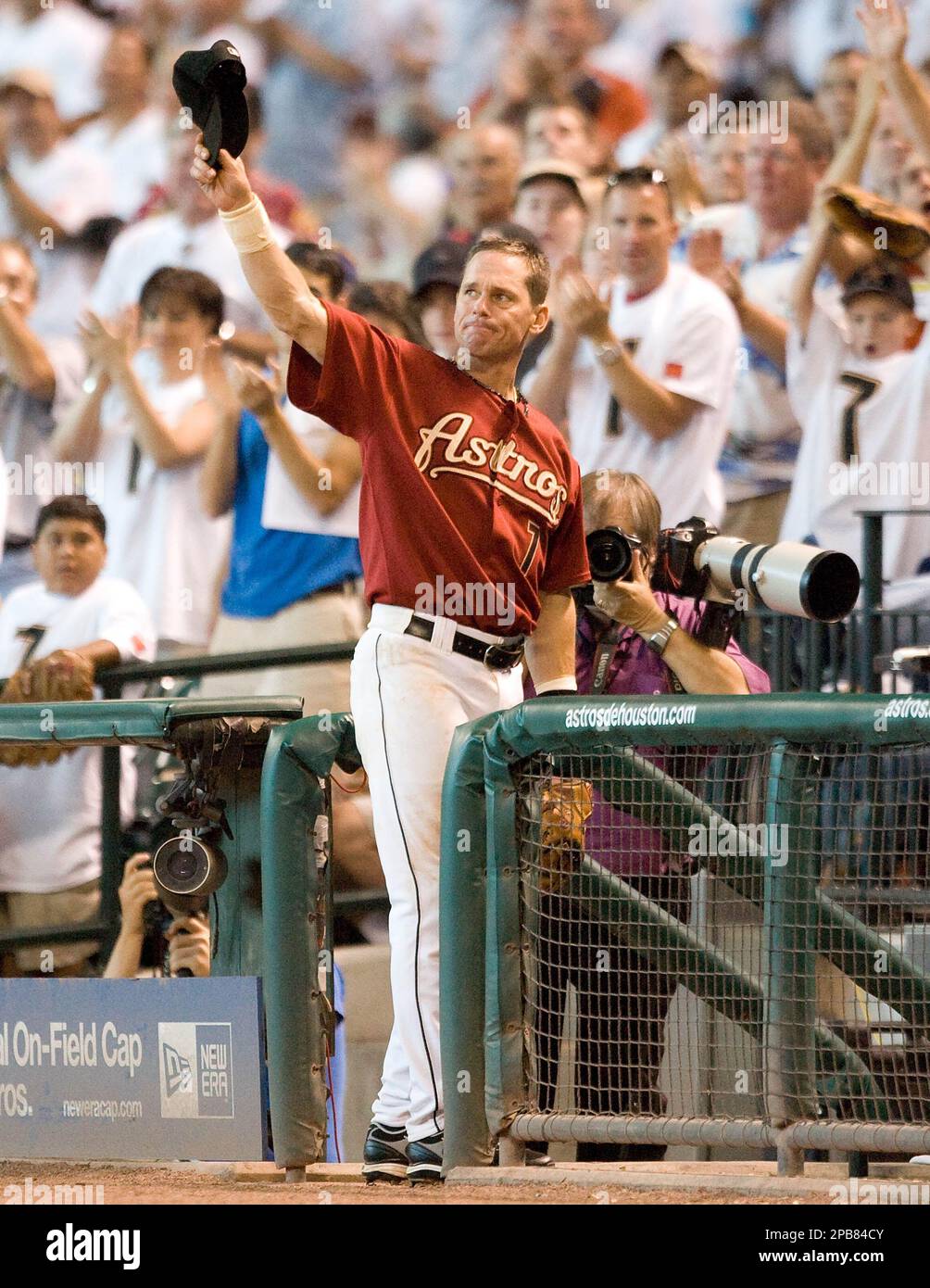Houston Astros second baseman Craig Biggio tips his cap to the sellout  crowd as he leaves the game in the eighth inning on a day that was  dedicated to his 3000-hit milestone