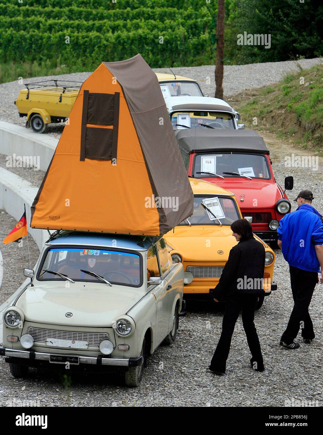 Besucher bestaunen einen Trabi mit Zelt auf dem Dach am Sonntag, 12. August  2007, beim 1. Internationalen Trabanttreffen der Schweiz im Aargauischen  Huentwangen. Rund 120 ehemalige "DDR-Fahrzeuge" kamen ans Treffen, davon  rund