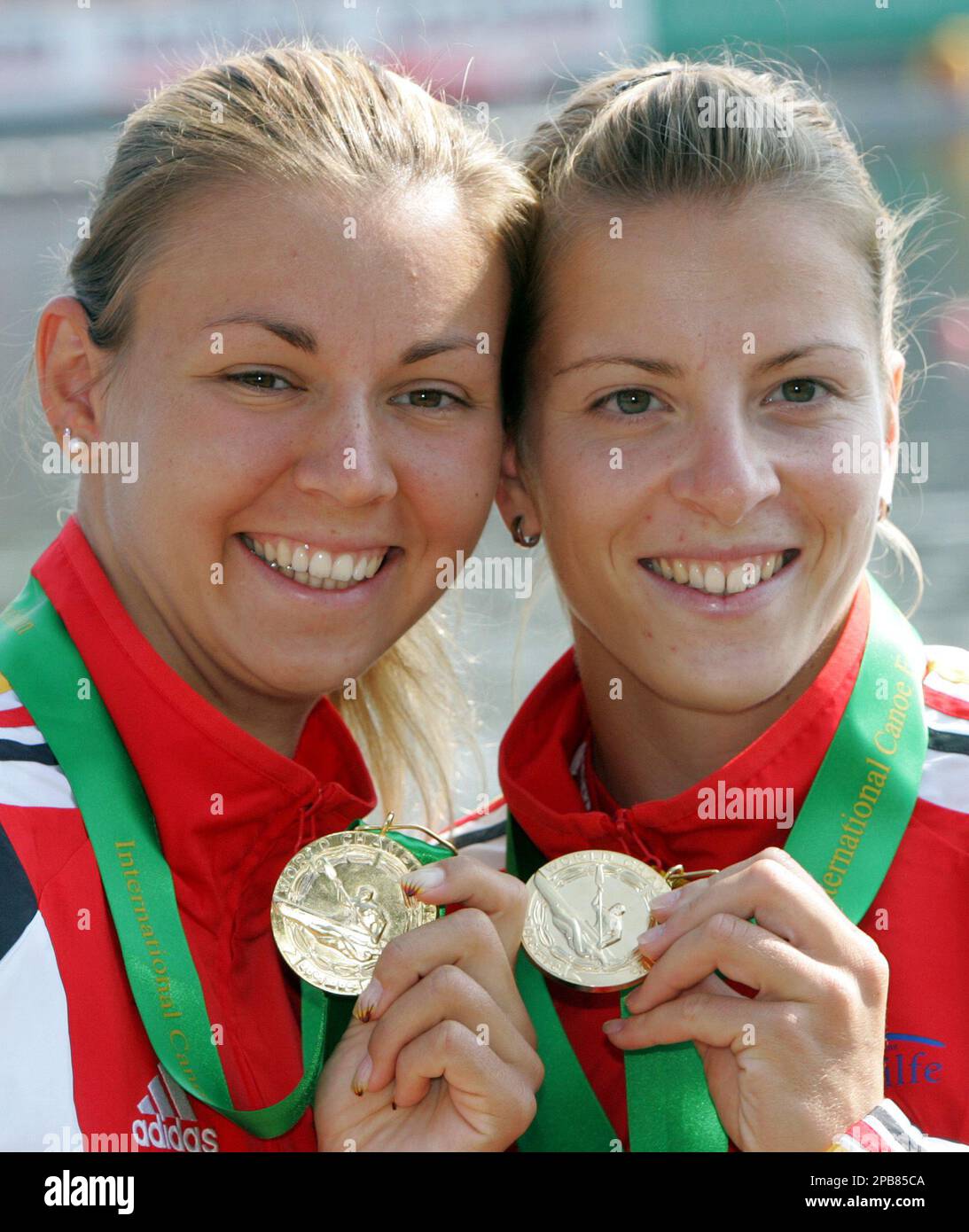 Germany's Fanny Fischer, right, and Nicole Reinhardt pose during the medal  ceremony after winning the K2 200 meters at the Canoe World Championships  in Duisburg, western Germany, on Sunday, Aug. 12, 2007. (, image size:1093x1390