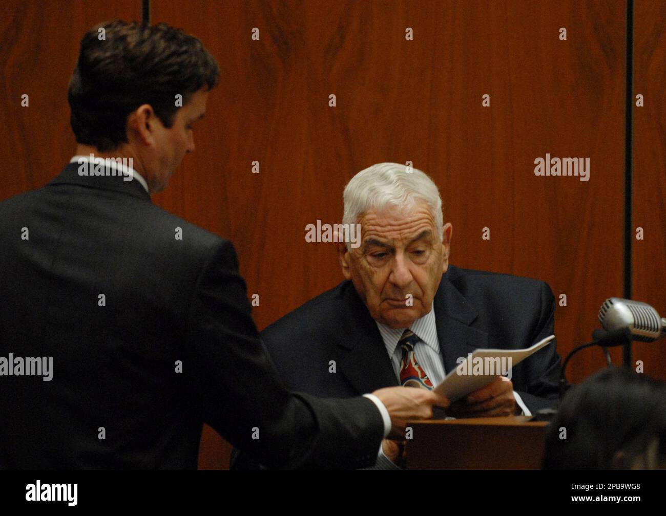 Prosecution attorney Alan Jackson, left, cross examines defense witness