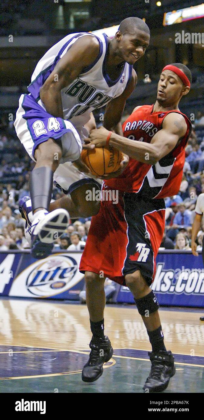 FILE **Toronto Raptors' Morris Peterson ties up Milwaukee