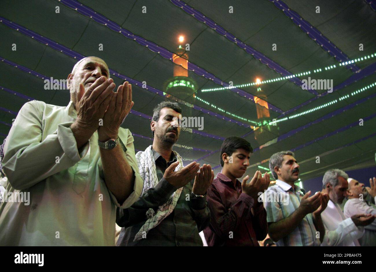 Iraqi Shiites Perform Their Evening Prayers At The Imam Hussein Shrine ...