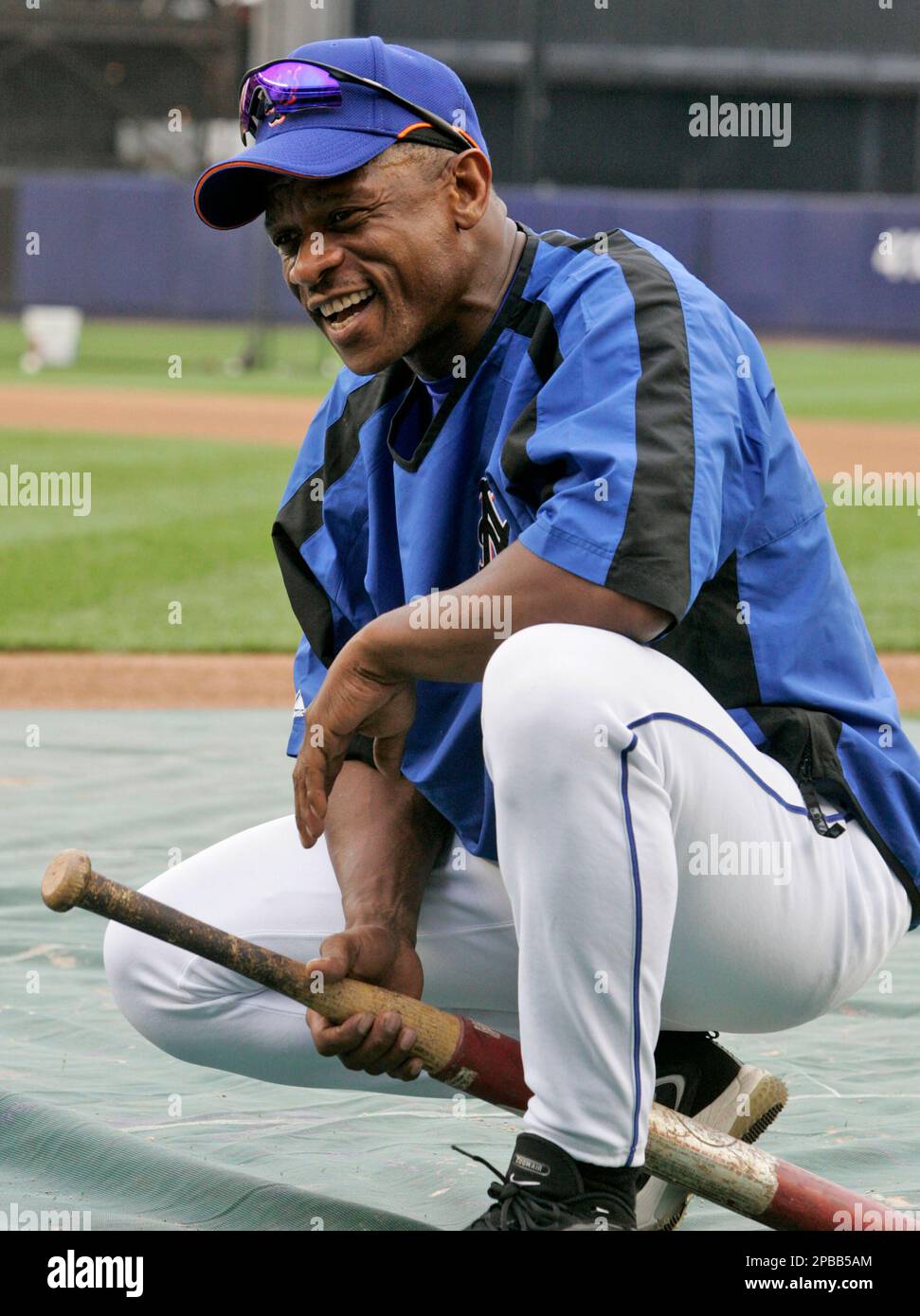 New York mets new first base coach Rickey Henderson talks with players  Shawn Green and Carlos Delgado during batting practice before the Mets play  the Cincinnati Reds in a baseball game, Friday
