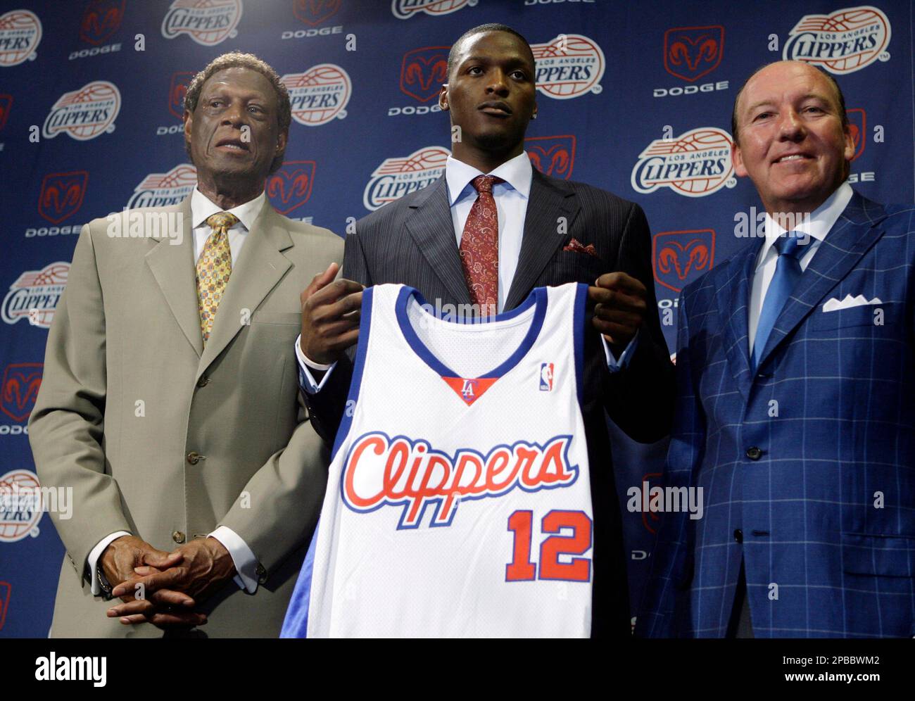 Los Angeles Clippers general manager Elgin Baylor, left, and coach Mike  Dunleavy, right, introduce forward Al Thornton during a news conference in Los  Angeles, Thursday, July 5, 2007. Thornton, who played four