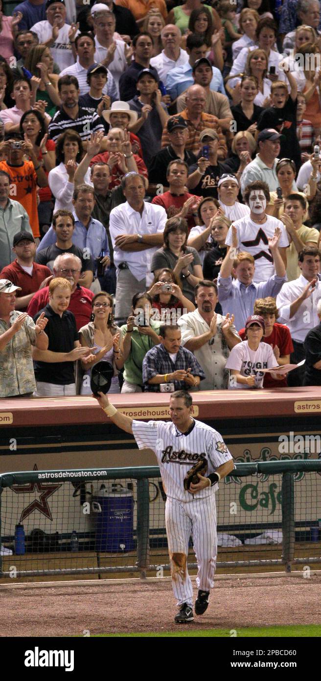 Houston Astros second baseman Craig Biggio (L) celebrates his 3,000 career  hit by hoisting one of his sons in the seventh inning against the Colorado  Rockies at Minute Maid Park in Houston
