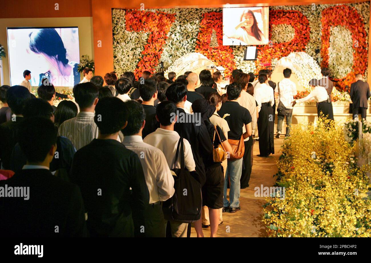 Mourners line up to offer flowers for late Japanese singer Izumi Sakai  during a memorial service in Tokyo, Wednesday, June 27, 2007. Sakai, the  popular vocalist of the music unit named Zard,, image size:1300x922